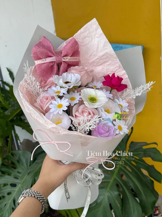 Hoa sáp với thiết kế sang trọng, bền đẹp mang ý nghĩa may mắn, thịnh vượng và phát triển bền vững.