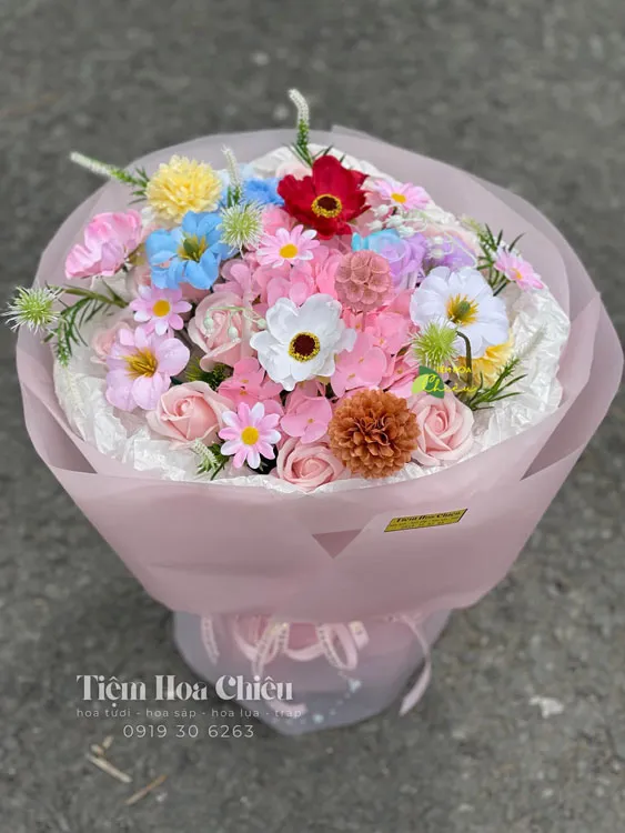 Hoa sáp quà tặng yêu thích nhờ vẻ đẹp tinh tế, độ bền cao và khả năng lưu giữ kỷ niệm lâu dài.