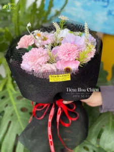 Đặt hoa sinh nhật rạng rỡ thay lời chúc chân thành khiến trái tim người nhận thêm ấm áp và hạnh phúc.