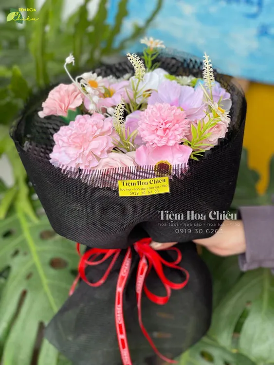 Đặt hoa sinh nhật rạng rỡ thay lời chúc chân thành khiến trái tim người nhận thêm ấm áp và hạnh phúc.
