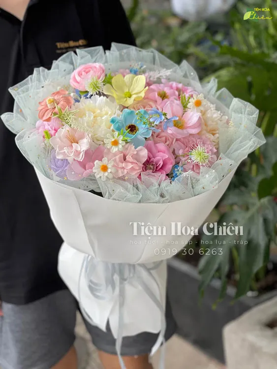 Hoa sáp tượng trưng cho sự trân trọng và lâu bền trong mối quan hệ giữa người tặng và người nhận.