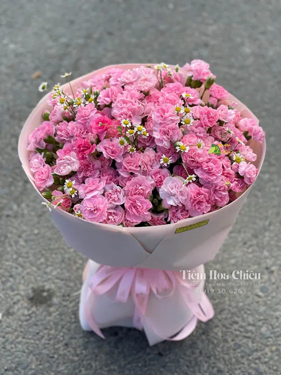 Đặt hoa chúc mừng ngày nhà giáo 20 11 thể hiện sự quan tâm, yêu thương bày tỏ lời tri ân sâu sắc với thầy cô giáo.