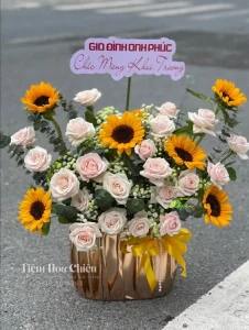 Đặt hoa chúc mừng khai trương lời chúc tốt đẹp về sự phát triển, thịnh vượng và may mắn cho chủ doanh nghiệp.