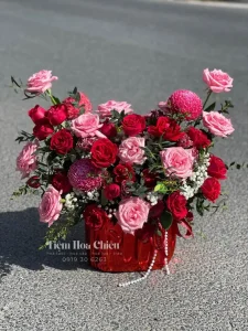 Giỏ hoa tươi được chăm chút tỉ mỉ để gửi gắm thông điệp yêu thương vẹn tròn, chạm đến trái tim người nhận.