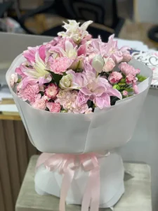 Đặt hoa chúc mừng ngày nhà giáo 20 11 thể hiện sự quan tâm, yêu thương bày tỏ lời tri ân sâu sắc với thầy cô giáo.