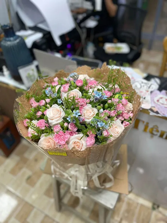 Đặt hoa chúc mừng ngày nhà giáo 20 11 thể hiện sự quan tâm, yêu thương bày tỏ lời tri ân sâu sắc với thầy cô giáo.