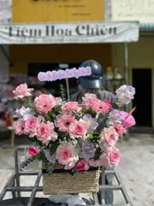 Giỏ hoa nghệ thuật trang trí và quà tặng phổ biến, mang lại sự sang trọng và tinh tế tạo nên ấn tượng lâu dài với người nhận.