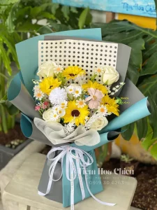Hoa sáp hình dáng mềm mại, mang đậm nét tự nhiên và đẹp mắt, tạo nên một điểm nhấn thu hút cho không gian.