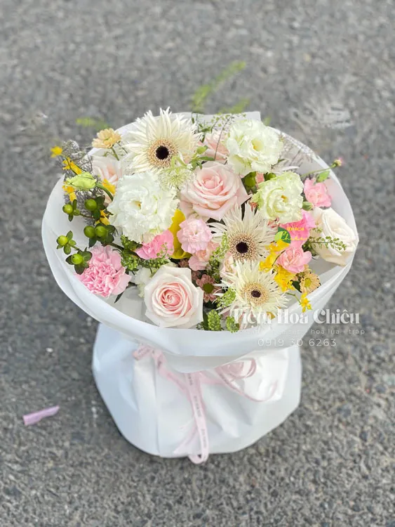 Đặt hoa tươi sinh nhật bày tỏ sự quan tâm và tình cảm chân thành, lời chúc hạnh phúc, rạng rỡ và thành công.
