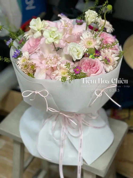 Đặt hoa tươi sinh nhật bày tỏ sự quan tâm và tình cảm chân thành, lời chúc hạnh phúc, rạng rỡ và thành công.