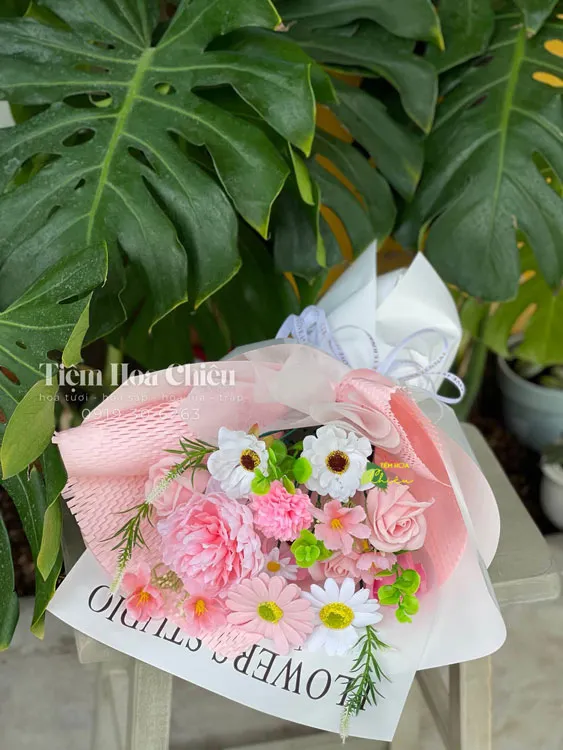 Hoa sáp hình dáng mềm mại, mang đậm nét tự nhiên và đẹp mắt, tạo nên một điểm nhấn thu hút cho không gian.