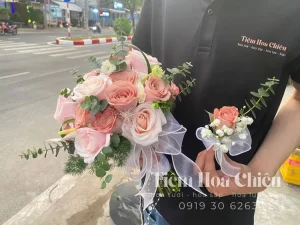 Đặt hoa cưới cầm tay biểu tượng của sắc đẹp, tượng trưng cho tình yêu tươi trẻ, hạnh phúc và luôn luôn đem đến sự vui vẻ.