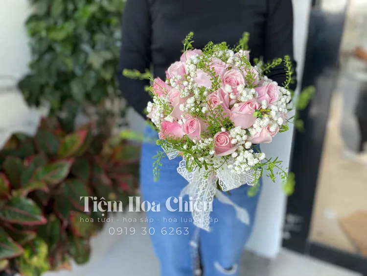Đặt hoa cưới cầm tay biểu tượng của sắc đẹp, tượng trưng cho tình yêu tươi trẻ, hạnh phúc và luôn luôn đem đến sự vui vẻ.
