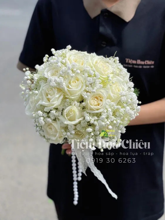 Đặt hoa cưới cầm tay biểu tượng của sắc đẹp, tượng trưng cho tình yêu tươi trẻ, hạnh phúc và luôn luôn đem đến sự vui vẻ.