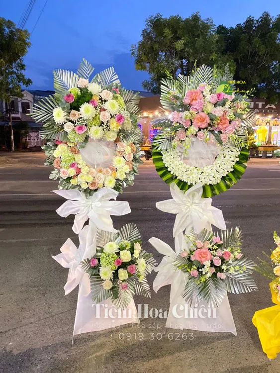 Đặt hoa viếng đám tang giúp cho lễ tang trở nên trang trọng, đầy đủ ý nghĩa và tôn vinh người đã khuất đúng mực.