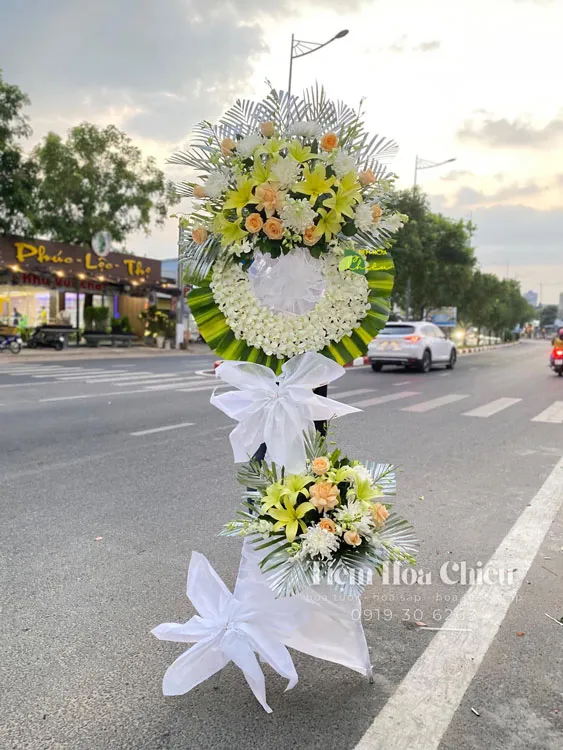 Đặt hoa viếng đám tang giúp cho lễ tang trở nên trang trọng, đầy đủ ý nghĩa và tôn vinh người đã khuất đúng mực.