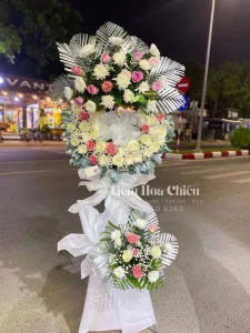 Đặt hoa viếng đám tang giúp cho lễ tang trở nên trang trọng, đầy đủ ý nghĩa và tôn vinh người đã khuất đúng mực.