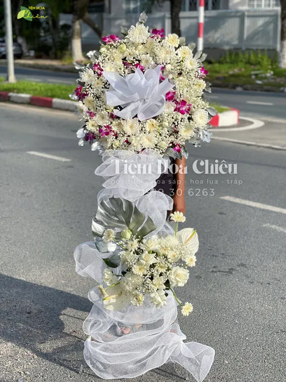 Đặt vòng hoa đám tang với thiết kế chỉnh chu, tao nhã mang lại sự sang trọng, tôn kính dành cho người đã khuất.