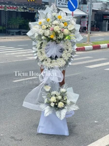 Đặt vòng hoa đám tang với thiết kế chỉnh chu, tao nhã mang lại sự sang trọng, tôn kính dành cho người đã khuất.
