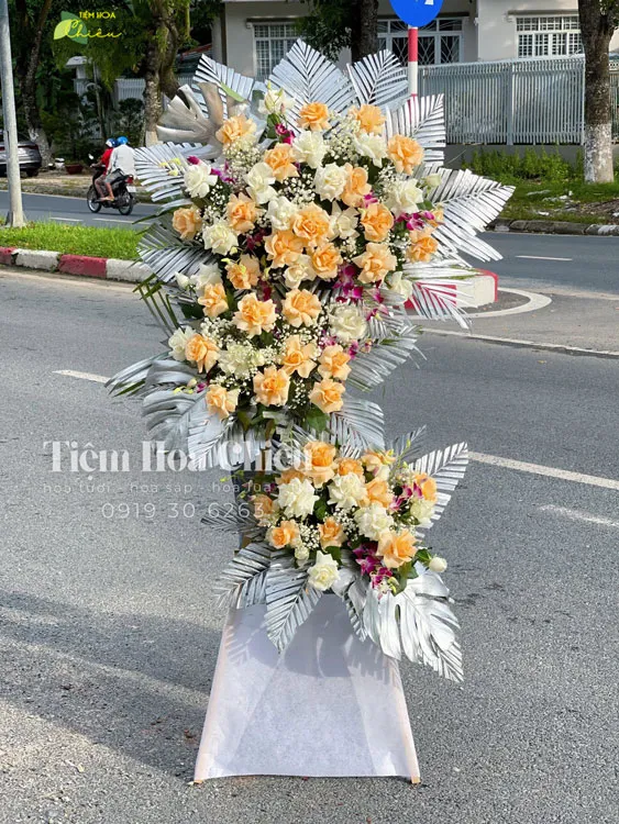 Đặt vòng hoa đám tang với thiết kế chỉnh chu, tao nhã mang lại sự sang trọng, tôn kính dành cho người đã khuất.